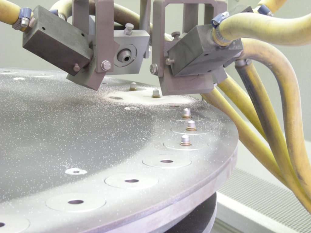 Les machines de sablage automatique permettent de répéter un travail de précision.