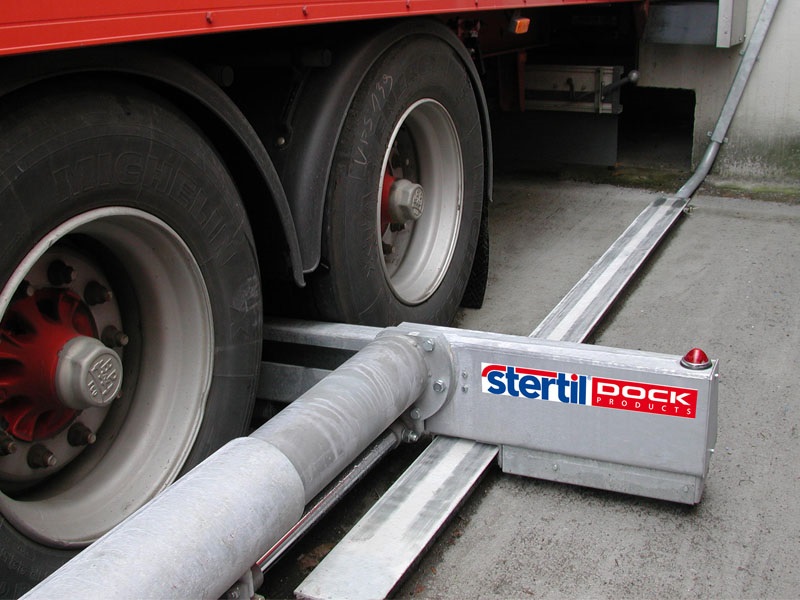 Le bloque roue est une cale de camion intégrale reliée à un dispositif de sécurité ne laissant accès que lorsque le camion est entièrement immobilisé.