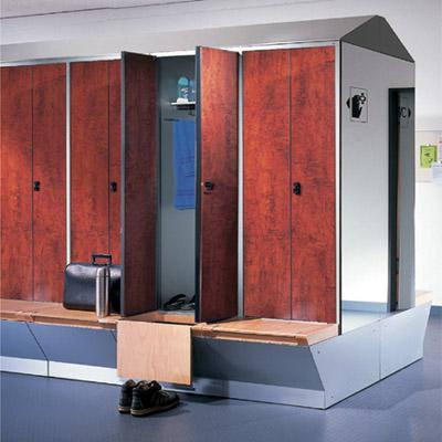Le mobilier vestiaire peut être constitué d'armoires vestiaires indépendantes ou intégrées en agencement complet.