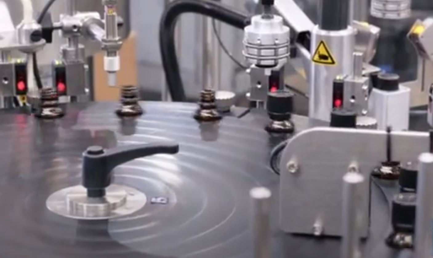 Une ligne automatique de flaconnage rapide et précise