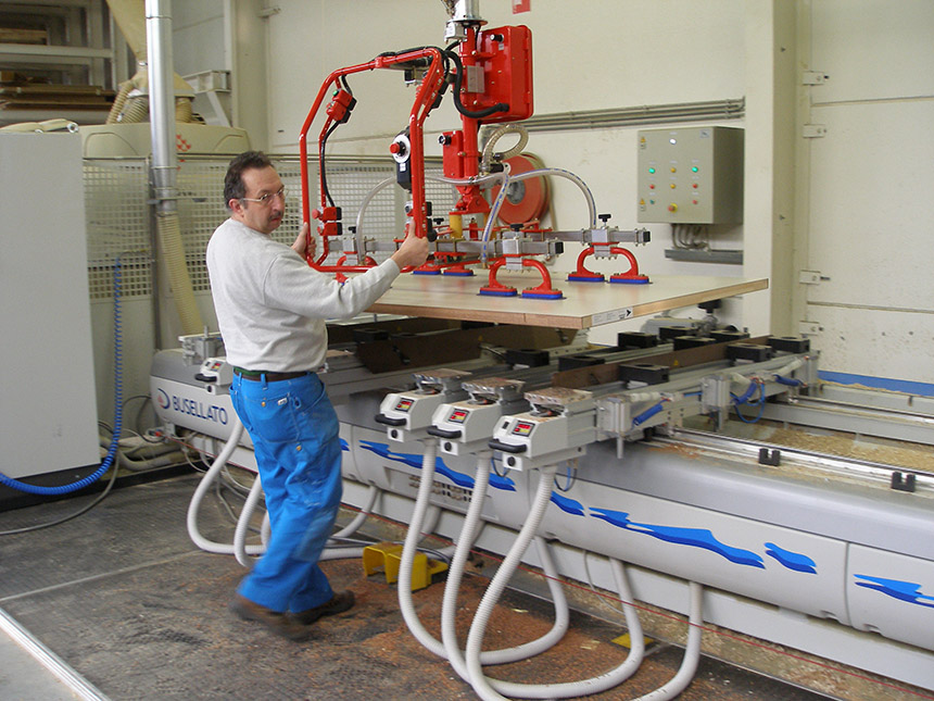  Exemple d'utilisation d'un bras de manutention bois pour alimentation machine à panneaux 