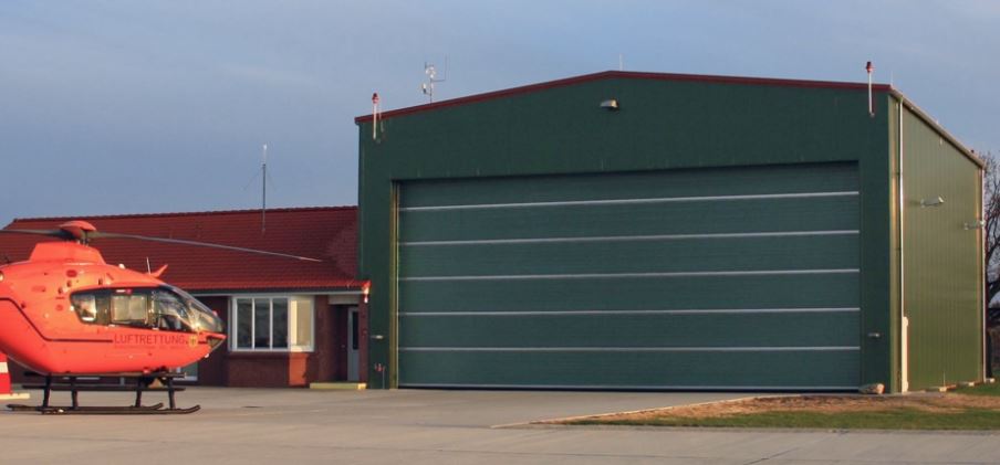 Porte industrielle à panneaux rigides grande taille