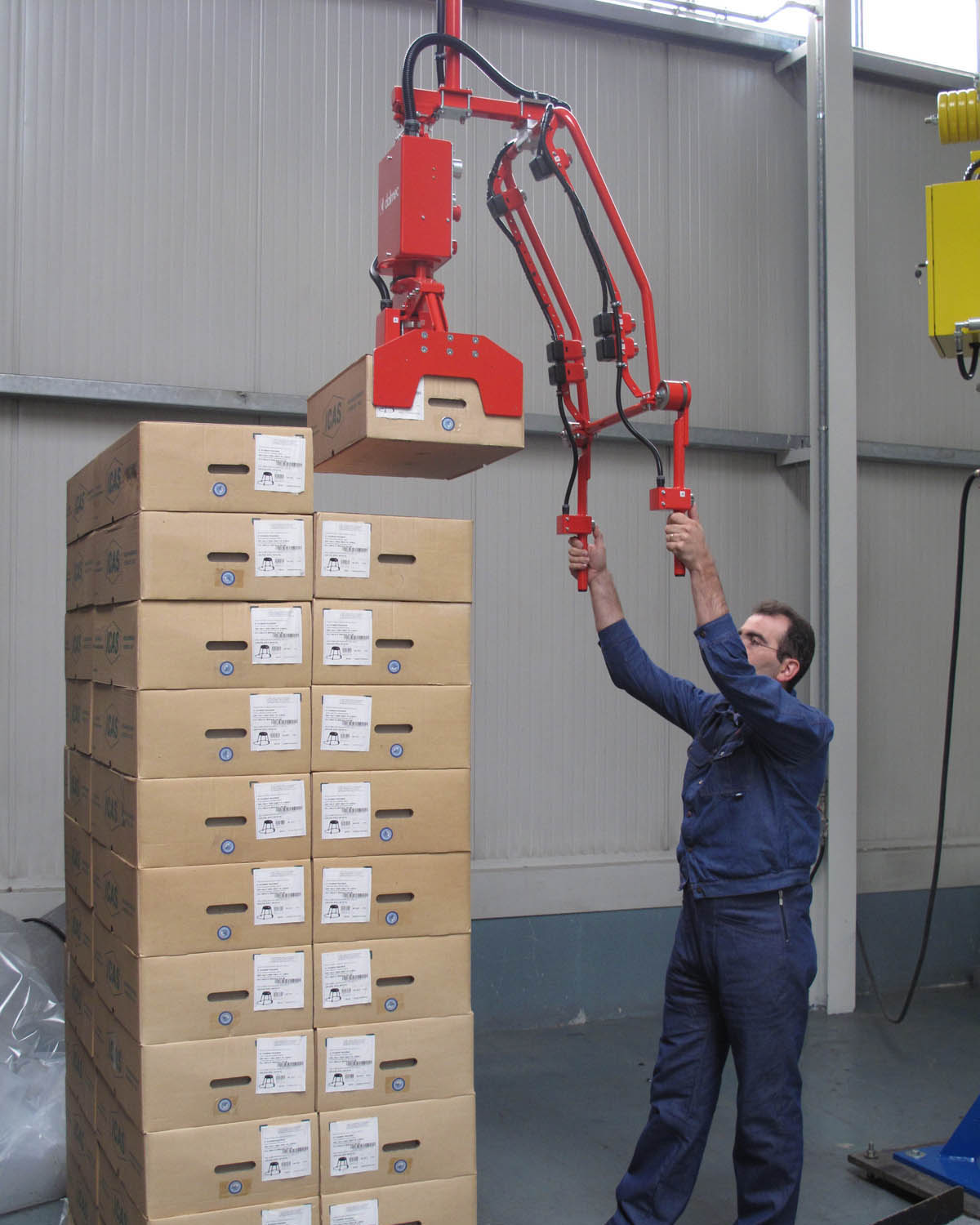 Palettisation de cartons avec bras manipulateur