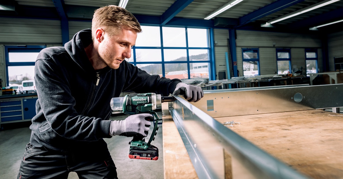  Une riveteuse à batterie conçue pour les usages intensifs, sur chantier, en atelier et en industrie. 