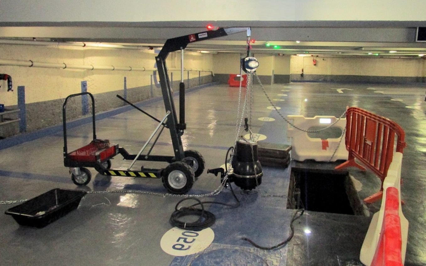 Potence mobile à porte à faux sur chantier et en atelier