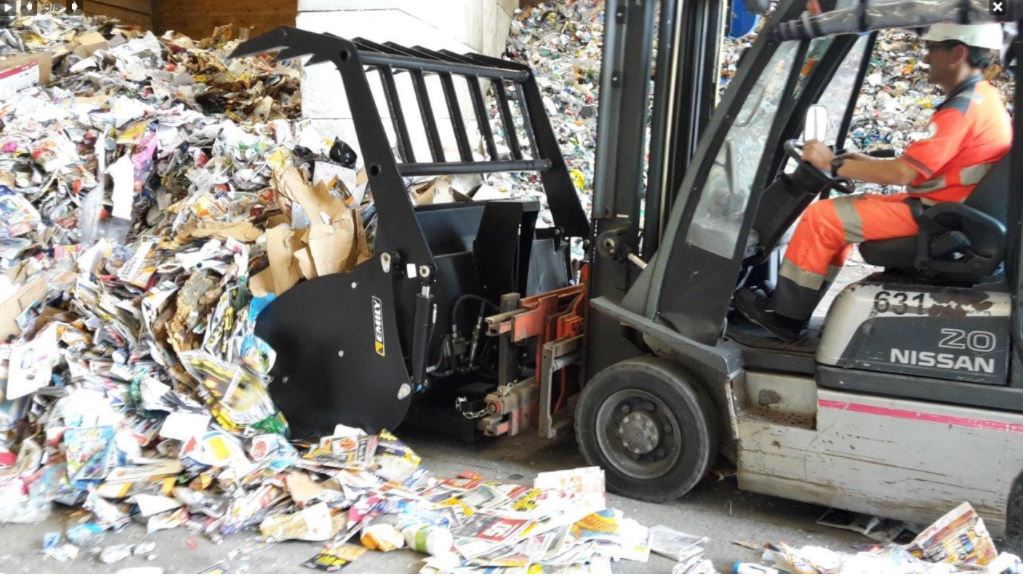 La benne à grappin est l'outil privilégié de la manutention des déchets en centre de tri