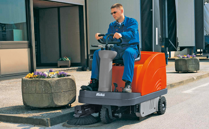 Une balayeuse autoportée pour les surfaces moyennes