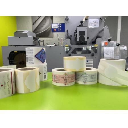 Étiquettes adhésives vierges sur mesure