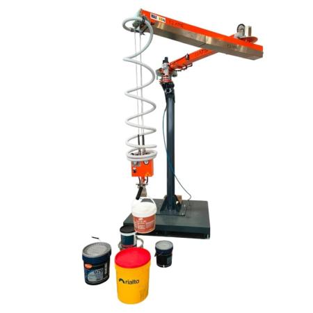 Bras articulé pour levage ergonomique de seaux