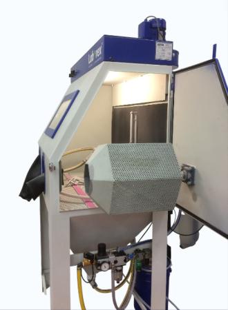 Cabine de sablage pour petites pièces avec trommel automatique