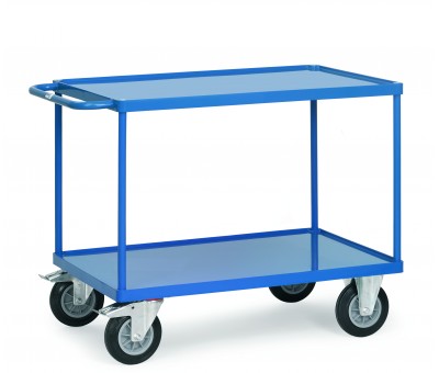Chariot métallique avec plateaux à rebords