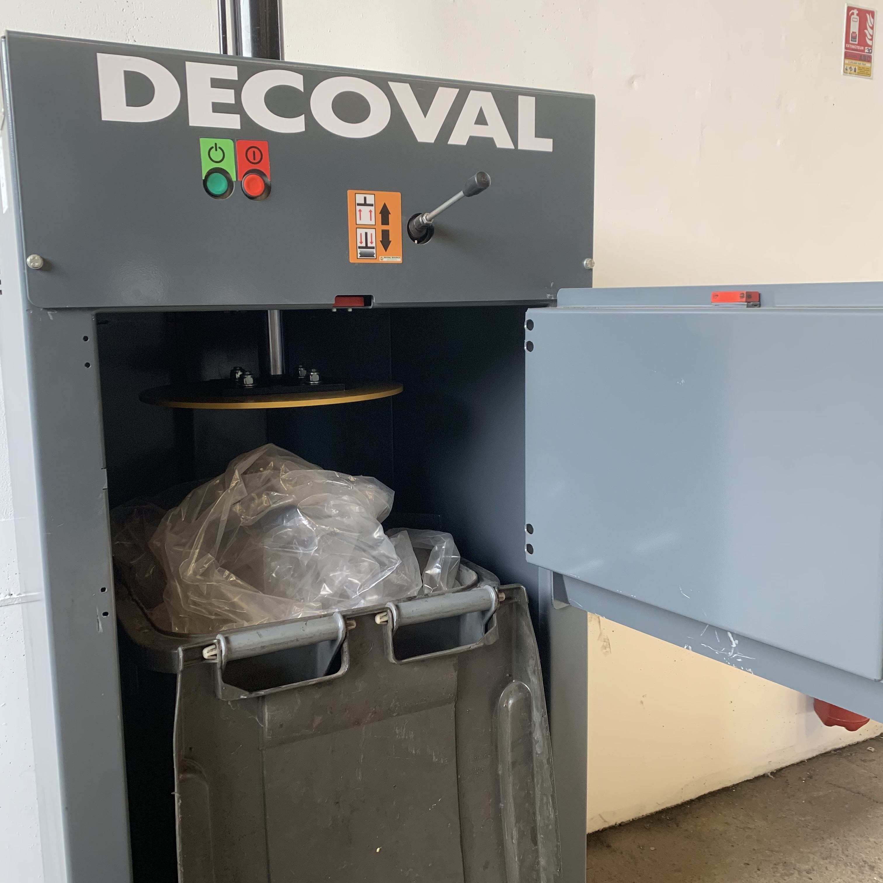 Poubelle grande capacité à 2 roues STIER Gris/Jaune - Poubelles 