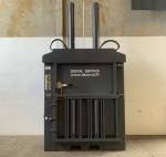 Presse à balles industrielle pour matériaux difficiles : métal plastique D3E carton textile V555HD Auto - DECOVAL SERVIPACK