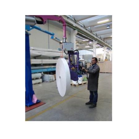 Bras pneumatique articulé pour bobines d'emballage